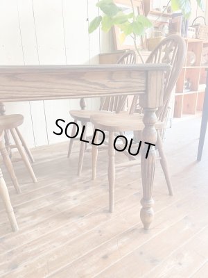 装飾性の高いろくろ脚テーブルはアンティークチェアとも相性抜群です。