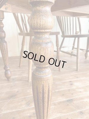 洋書スタイル、アンティークインテリにピッタリのターンドレッグテーブル。