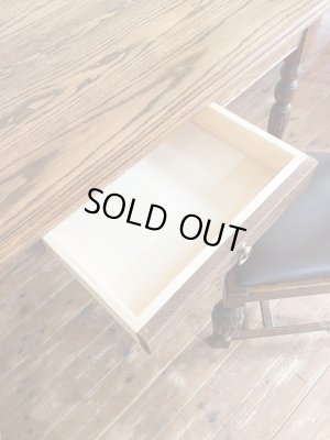 カトラリーを入れたり、雑多な日用雑貨を片付けるのに便利な引出し付きダイニングテーブル。