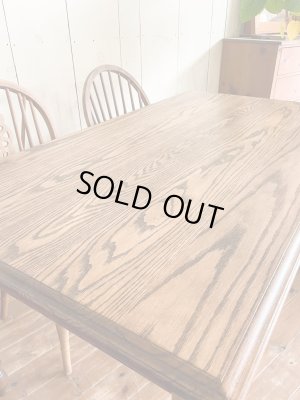 レッドオークはホワイトオークよりも染料の吸収が強く、木目がはっきりと出ます。