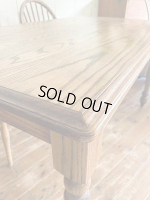 天板の四つ角は丸く、縁にはアンティーク調のモール加工。