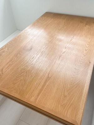 ホワイトオーク無垢材の天板、写真はオールドパイン色艶消しウレタン仕上げ