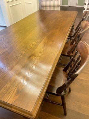 ダーク色はオークならではの繊細な木目が際立ちます。