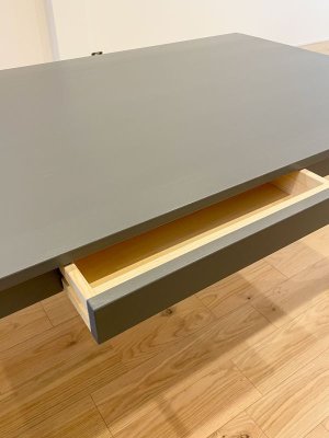 取っ手をつけないシンプルな引出し。