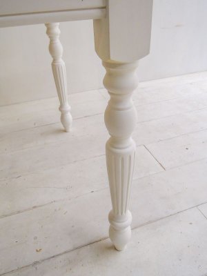 ストライプの彫りが入ったおしゃれなターンドレッグ(ろくろ足)