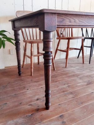 細身でデコラティブなターンドレッグ(ろくろ足)テーブル