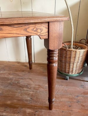 幕板をえぐって、足元を広く使えるテーブルです。