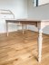 オークの床材とも相性の良い無垢材ダイニングテーブル