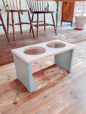テーブルと同じカラーリングのフードボウルスタンドをオーダーメイド!