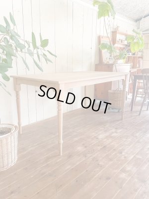 人気の木材ホワイトオークを使ったアンティーク調ターンドレッグテーブル。