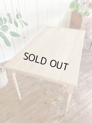 写真はホワイトオーク無垢材そのままの色、21色からカラーオーダー可能です。