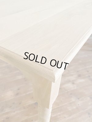 天板エッジはレトロなモールディング加工