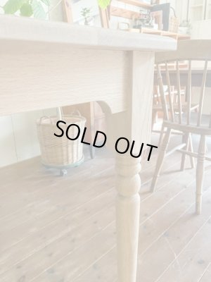 足元を広く使えるように幕板をえぐり込んだデザイン。