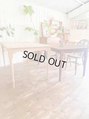 一般的なダイニングテーブル（右）よりも少し天板が高いです。