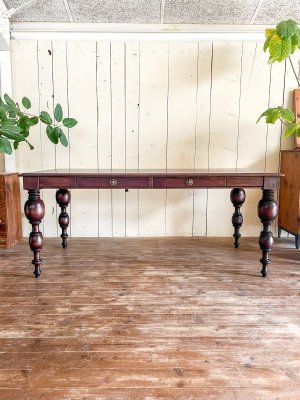 こちらはボルドー色、引き出し付きの写真