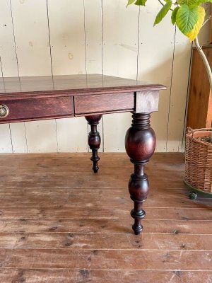 こちらは濃く深い「ボルドー色」