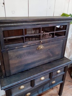 上棚にはガラス格子扉があり、ディスプレイに使えます。