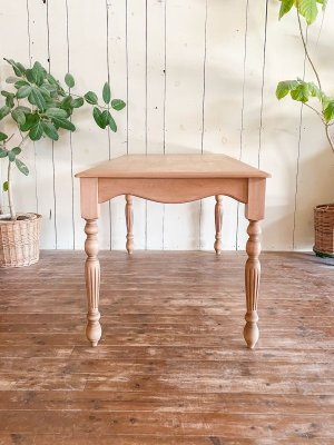 輸入チェアに合わせて、写真は高さ780とちょっと高め。