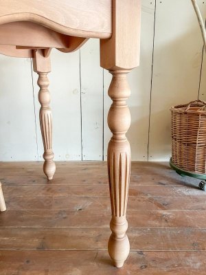 ストライプ彫りが入ったおしゃれなろくろ脚。