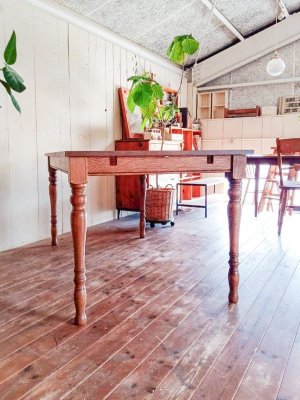 美しいシルエットのろくろ足「スレンダー」ターンドレッグテーブル。