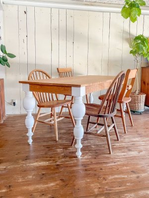 特徴的なデザインのろくろ脚を使ったターンドレッグテーブル。