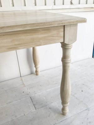 ダイニングテーブルのオーダーメイド専門店です。