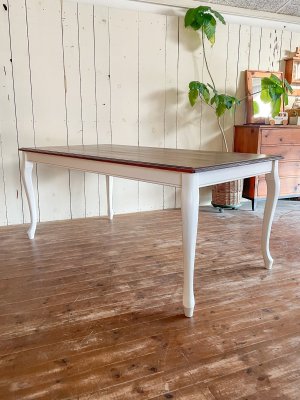 ダイニングテーブルのオーダーメイド専門店です。