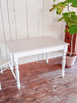 ホワイトトーンの美しいダイニングテーブル。カラーは21色から選べます。