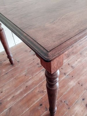 天板の縁にはモールディング装飾