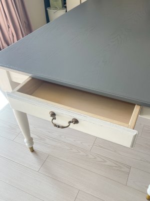 お好みで引出しを設置できるオーダーメイドダイニングテーブルです