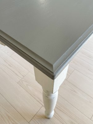 天板の縁はシンプルなモールカット