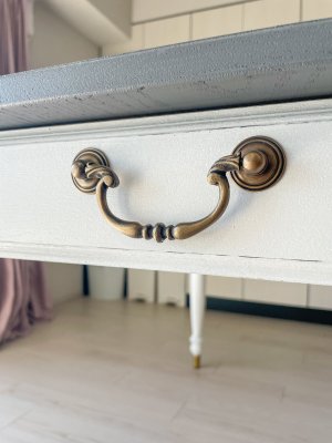 引出しの真鍮取っ手もレトロで可愛いです。