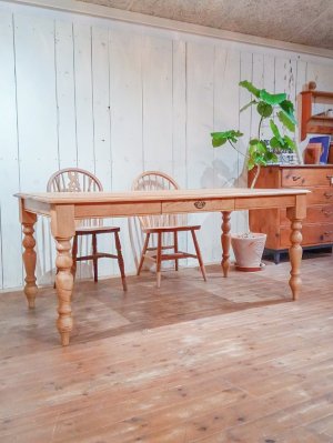 写真はW1800×D900mm、ゆったり4人がけ〜6人がけサイズ。