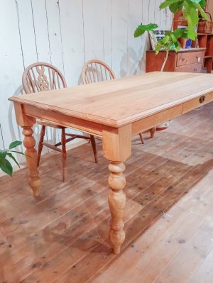 少し太めのろくろ足「カントリー」、落ち着いた雰囲気を楽しめます。