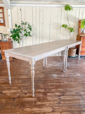 アンティーク調デザインのターンドレッグダイニングテーブル