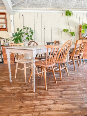 用途に応じてサイズオーダーできるアンティーク調デザインのテーブルです。