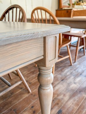 ろくろ足上部に四角い彫り込み装飾。