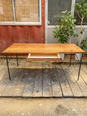 天板の裏に引出しを設置します。