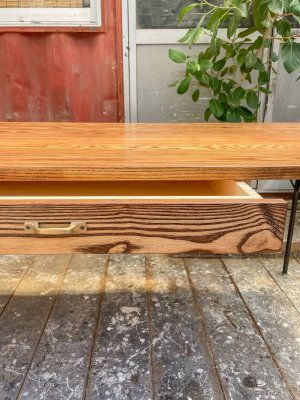 ホワイトアッシュ材はたけのこ状の木目が際立っています。