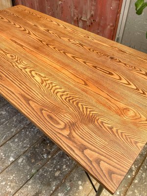 ホワイトアッシュ材はたけのこ状の木目が際立っています。