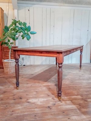 写真はW2100×D900×H750mm、6〜8人がけサイズです。