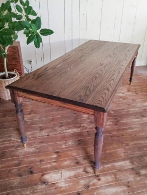 高級木材の代名詞ホワイトオーク材のダイニングテーブル