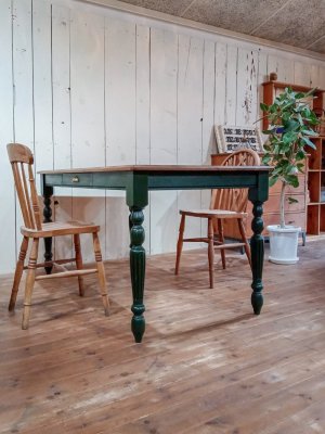 ストイラプ彫りが入ったダイニングテーブル