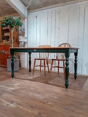 写真はW1600×D800mm、4人がけサイズです。