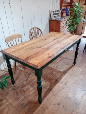 パイン無垢材のかわいらしい天板です。