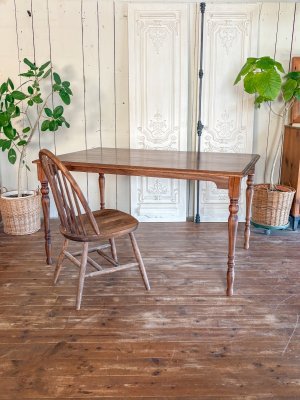 ろくろ足を使ったアンティーク調ダイニングテーブル