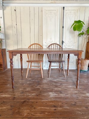 写真はW1400×D900の4人がけサイズ。