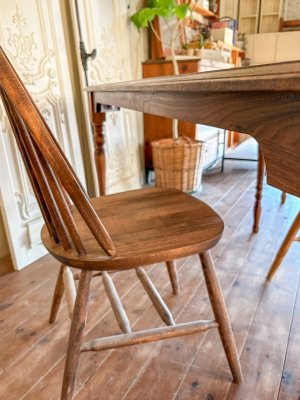 テーブルの幕板を薄くして、足が入るスペースを広く採りました。