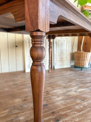 熟練の日本人職人が1本1本手作りするろくろ足です。