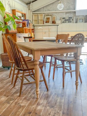 輸入住宅や高級マンションに似合う海外インテリア風のダイニングテーブル